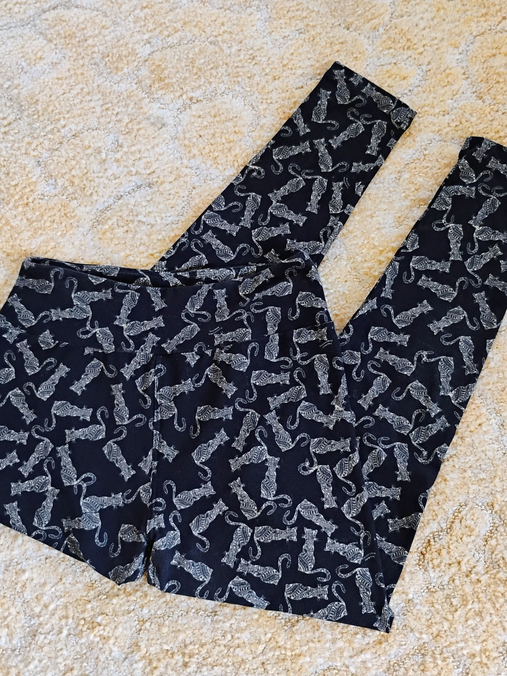 *EUC* LULAROE CAT BLACK BEIGE LEGGINGS women's one size